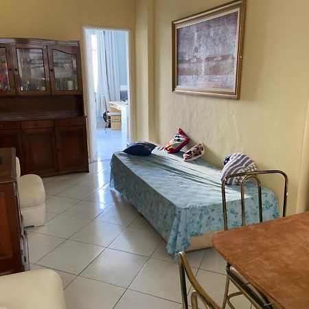 Apartamento Em Copacabana A Um Quarteirao Da Praia! Appartamento Rio de Janeiro Esterno foto